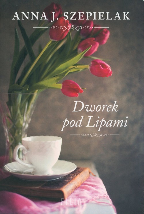 okładka Dworek pod Lipami Wielkie Litery książka | Anna J. Szepielak