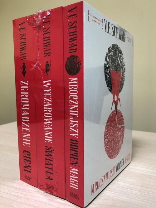 okładka PAKIET Mroczniejszy../Wyczarowanie../Zgromadzenie... książka | Victoria Schwab (V.E. Schwab)