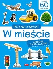 okładka Poznaj świat. Zabawa z naklejkami. W mieście książka | Praca Zbiorowa