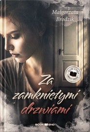 Za zamkniętymi drzwiami. Duże litery